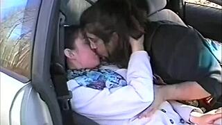 Jeg dunker naboen i bilen mens en kompis filmer hemmelig. Hennes store pupper spretter ved hver støt.