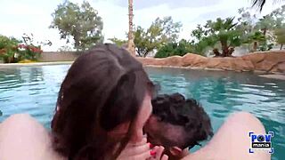 Потпуно мокре бебе Ники Секвоја и Шелби Парис прождиру те у ПОВ акцији.