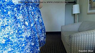 Tunjuk bontot besar dalam seluar dalam ketat untuk godaan gemuk