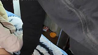 Он подкрадывается и трахается с лучшей подругой, пока она отвлечена в постели