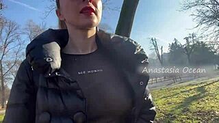 Frumoasă își arată sânii mari în parc public