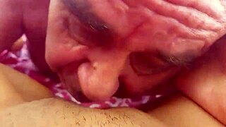 Hé, mate cette action chaude au camp nudiste avec Agarabas et Olpr sous la douche !