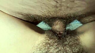 Hej, próbowałeś kiedyś wytryskać w środku i dalej ruchać owłosioną cipkę?