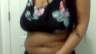 Hej, ta velkokošilková ebony milf tančí v koupelně