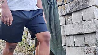 Poželjiva indonezijska žena upognjena in trdo jebana na prostem