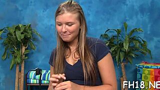 Net legale tiener 18+ met sappige kont ingesmeerd voor massage, kleine lichaam neemt harde lul diep