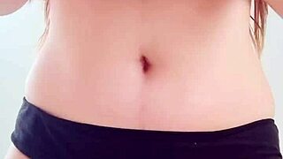 Sıcak kovboy memeleri siyah bikiniyle dışarıda masajlanıyor