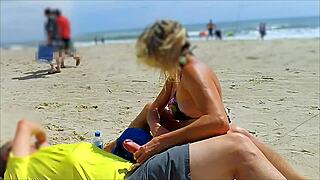 Я кончаю снова прямо перед всеми, дроча свой большой хуй на улице в обществе.