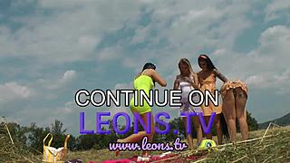 Вечеринка девчонок флешит на улице в белье и мини-юбках во время игры в твистер