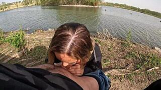 Alexis Kays provoca com tetas grandes, foda de tetas e boquete ao ar livre