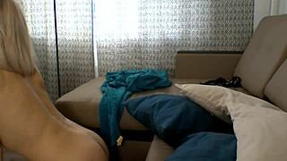 Omg, zralá nevlastní máma Amanda Blanshe touží po ptáku v punčochové fantazii 😈