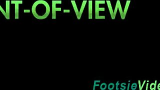 Fotjob tjej expertmässigt halsar hård kuk innan intensiv knull