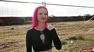 Saksa Scout - Hoikka punapäinen teini KimKaty ratsastaa ensimmäisessä castingissa