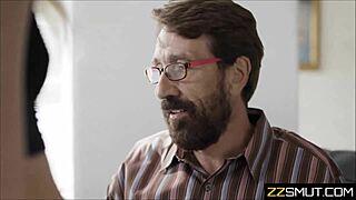 स्टेपडैड स्टेपडॉटर को सेक्स में ट्रिक करता है, ओह माई!