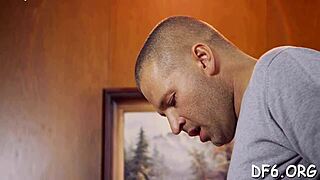 Devojka prevazilazi stid i otkriva svoju tesnu netaknutu pičku.