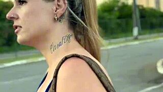 Kaže rit in pičko na javnem trgu za šefa!