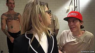 Gazeteci terli soyunma odasında sert DP orgazmına katılıyor