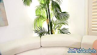 Plavolaska BBW Amber Kush svedri dlakavo pičko z gumijastim kurcem