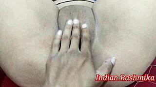 18-godišnja Indijka Rašmika žestoko pojebana od polubrata