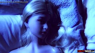 godtar den unge 18+ å ha trekantsex med en mann og en ekte dukke?