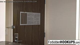 Wow, ta bujna blondynka właśnie została przejechana przez masywnego kutasa swojego przyrodniego brata!