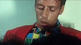 Kahverengi saçlılar Rocco'nun yarağını vintage HD pornda istiyor