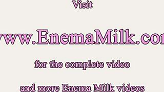 喷奶灌肠宝贝在独奏恋物场景中手指屁股