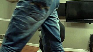 Bağlı sarışın sıkı ip ile oral yapıyor