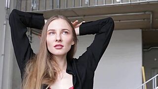 ブロンドホッティーミキー・ミューズがプレイボーイでステラとストリップ