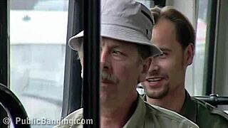 jeste li videli par kako jebe jako na prepunom gradskom autobusu?