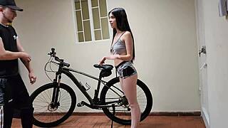Naučila se jezdit na kole v těsném prádle, pak ovládnuta v kuchyni se sexy zadkem