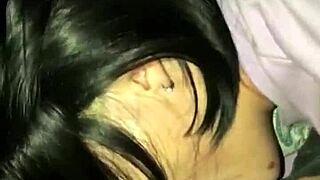 Proč se nevlastní táta plíží v noci do pokoje nevlastní dcery na tajný sex?