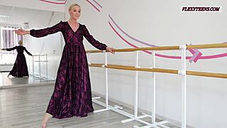 Η Anna Sigarga δείχνει αόρατες δεξιότητες γυμναστικής γυμνή στον καναπέ