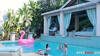 Bazén plný lesbiček v divoké orgii