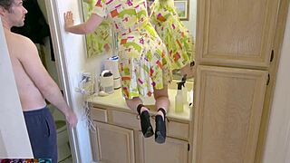 Buší nevlastnú mamu tvrdo, kým drhne podlahu v kúpeľni