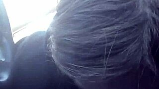 Lesbisk bästis ger road head med monsterkuk