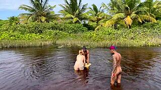 Divočina na nudistické pláži s horkými brunetkami na kameru