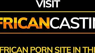 Garota negra magra tem bunda apertada perfurada por agente de pau branco grande