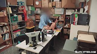 Эй, азиатская девчонка 18+ с большими сиськами Кимми Ким поймана на краже офицером Рионом Кингом, предлагает грязную сделку, чтобы избежать беды