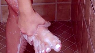 Wow! Uusi teini brunetti hämmästyttää suihkun jälkeen!