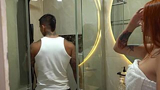 Ruiva peituda precisando de pau chama vizinho gostoso para consertar encanamento enquanto provoca