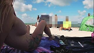 Проклетство, госпођа Кисс се показује на нудистичкој плажи док воајери шибају поред