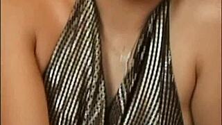 Incredibile! Due belle teen tedesche si strofinano le fiche per la prima volta in camera negli anni 80.