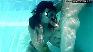 Jaz in Minnie Manga trdo končava v bazenu, ups!