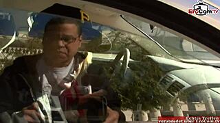 Γιατί αυτός ο μαύρος τύπος γαμάει μια ξανθιά MILF με καλσόν νάιλον;