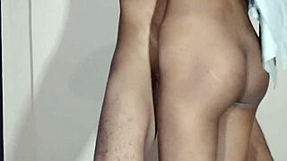 Şok içindeyim, sıcak Hint karısı kocasıyla ranchta köpek pozisyonunda sikişiyor