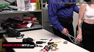 أم زوجية شهية وابنة زوجية يُمسك بهما وهما سيئتان، الآن ضرب الظلم يضربهما! 😈