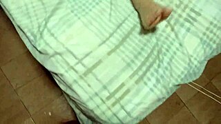 Gift kvinne viser seg for budet og får ham til å komme