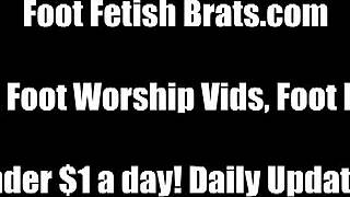 Simona overrasker Bella med intim fodtilbedelse i POV lesbisk scene