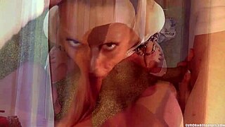 Hei, se denne søte blonde strippe og suge før hennes facial